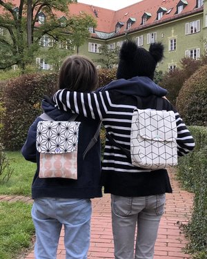 Bild Mädchen mit Mini Backpack