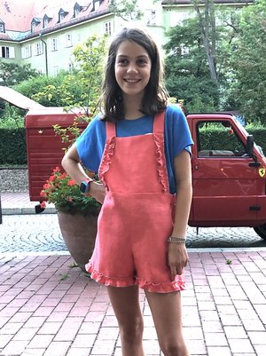 Bild Mädchen mit Nähkursmodell Sommer-Latzhose