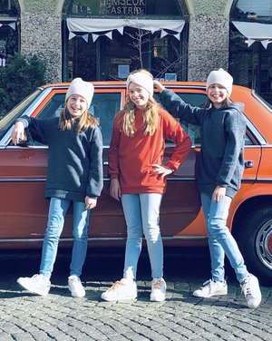 Bild Girls mit Hoodies