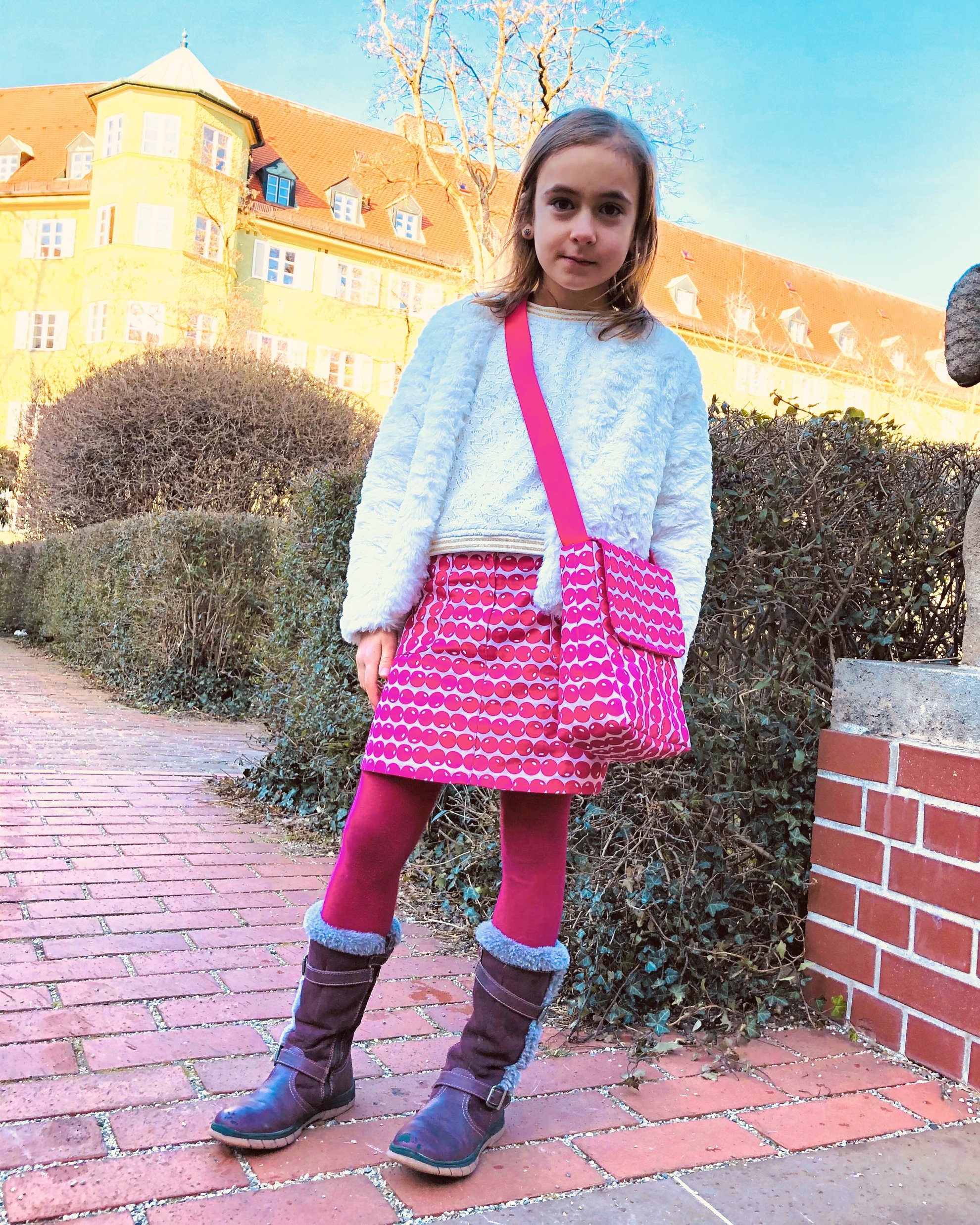 Borsteimodell mit Rock Coco und Tasche Zoe Bild Borsteimodell mit Rock Coco und Tasche Zoe