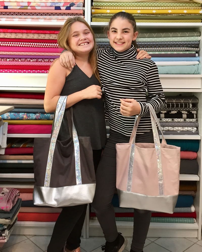 Bag Claudette mit Nähschülerinnen Bild Bag Claudette mit Nähschülerinnen