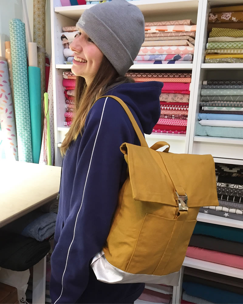 Nähschülerin mit Backpack Brooklyn Bild Nähschülerin mit Backpack Brooklyn